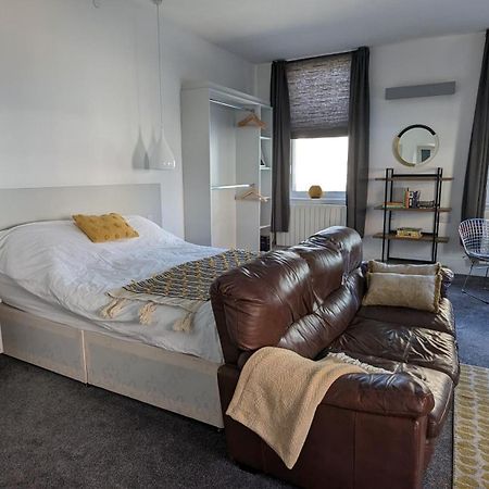 Gorgeous Comfortable Apartment On The High Street Merthyr Tydfil Dış mekan fotoğraf